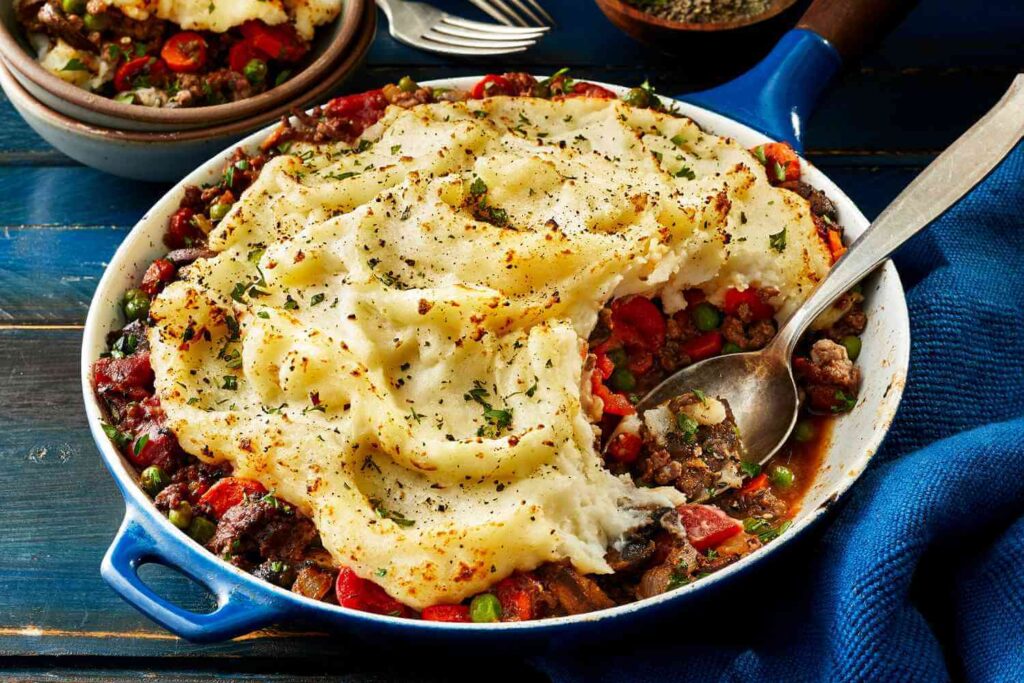 O Shepherd’s Pie e o Cottage Pie são pratos tradicionais da Inglaterra, feitos com carne moída e purê de batatas. A diferença está na carne: o Shepherd’s Pie usa cordeiro e o Cottage Pie, carne bovina. Ambos são muito populares na culinária inglesa.
