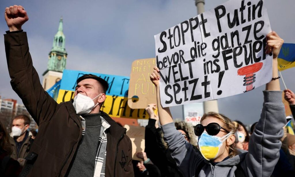 "Imagem de protestos globais com pessoas exigindo o fim da guerra entre a Rússia e a Ucrânia, demonstrando o desejo de paz e a busca por soluções diplomáticas para resolver o conflito."