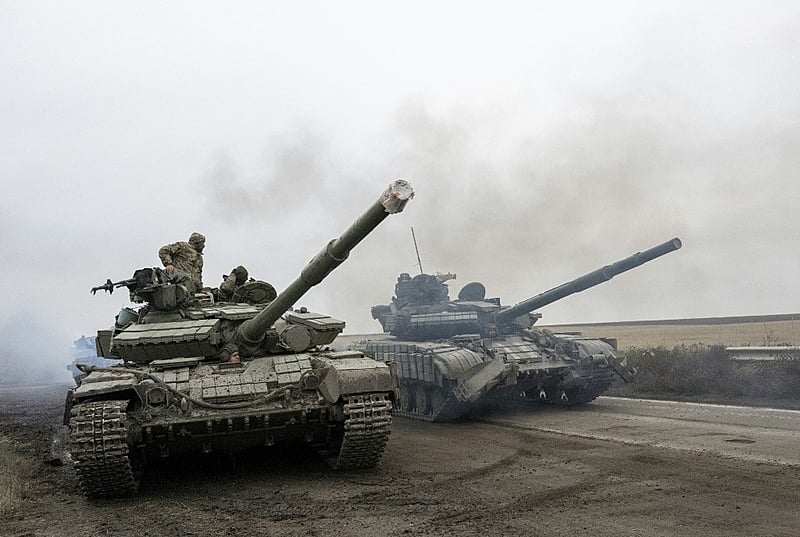 Unidades de tanques do exército ucraniano se dirigem para a linha de frente de Kherson em 18 de novembro de 2022. - Bulent Kilic / AFP