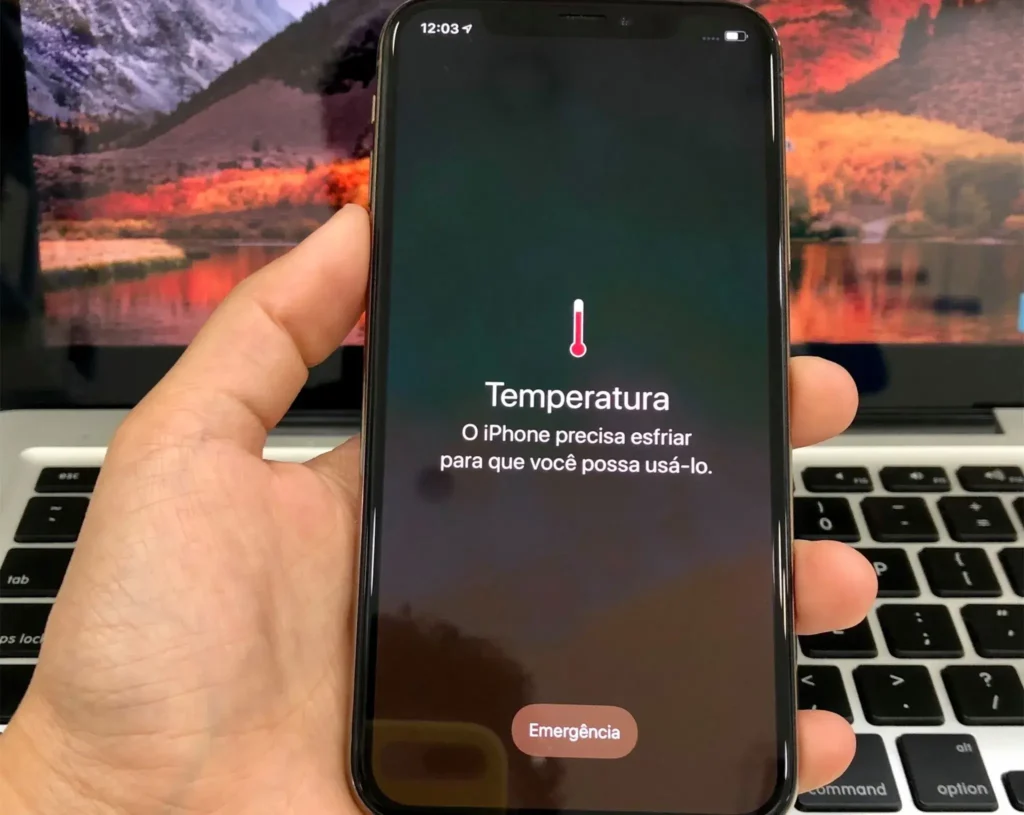 Celulares superaquecendo com alerta de temperatura alta na tela.