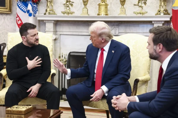 O presidente dos EUA, Donald Trump, seu vice, J.D. Vance, e o presidente da Ucrânia, Volodymyr Zelensky.